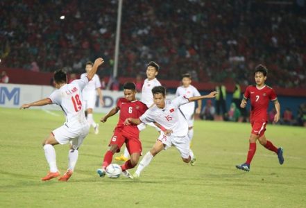 Tốc độ trận đấu diễn ra khá cao ngay từ những phút đầu.