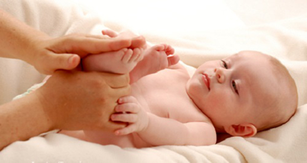 cách massage cho trẻ sơ sinh dễ ngủ tại nhà