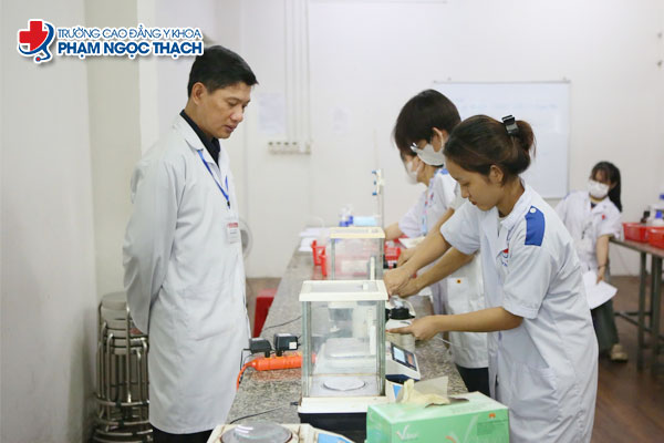 Làm thế nào để học tốt Điều dưỡng nếu yếu Hóa?